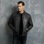 Herren-Bikerjacke – Stehkragen mit rotem Streifendetail & gesteppte Schultern | Stylische Slim-Fit-Motorradjacke