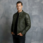 Herren-Bikerjacke – Stehkragen mit rotem Streifendetail & gesteppte Schultern | Stylische Slim-Fit-Motorradjacke