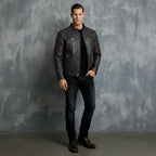 Herren-Bikerjacke – Stehkragen mit rotem Streifendetail & gesteppte Schultern | Stylische Slim-Fit-Motorradjacke